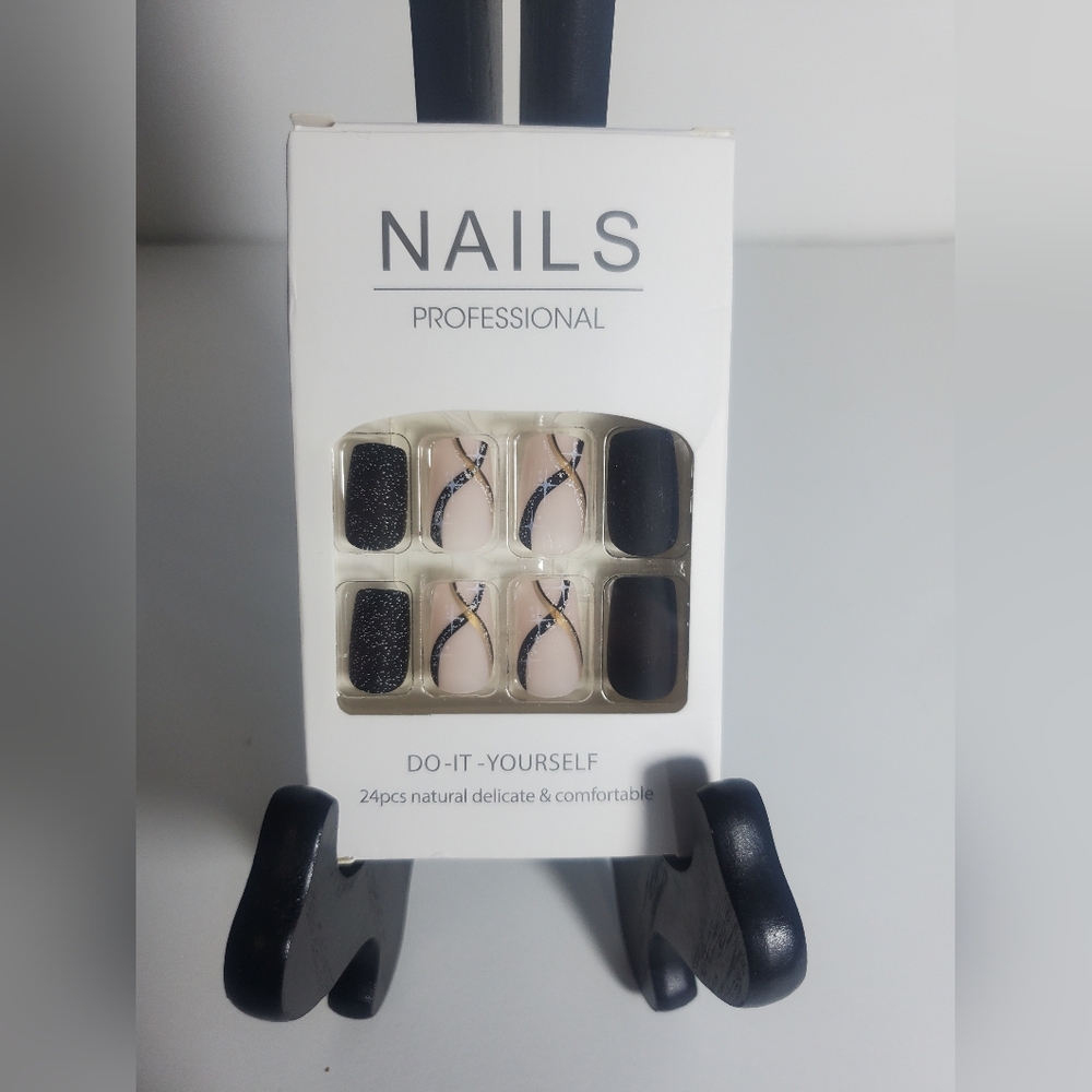 New 24 Piece Black Nails Do-It-Yourself Press Ons Medium